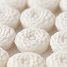 画像をギャラリービューアに読み込む, オンラインショップ限定セット 菊寿糖「白」紙箱・20個入りと菊寿の便り