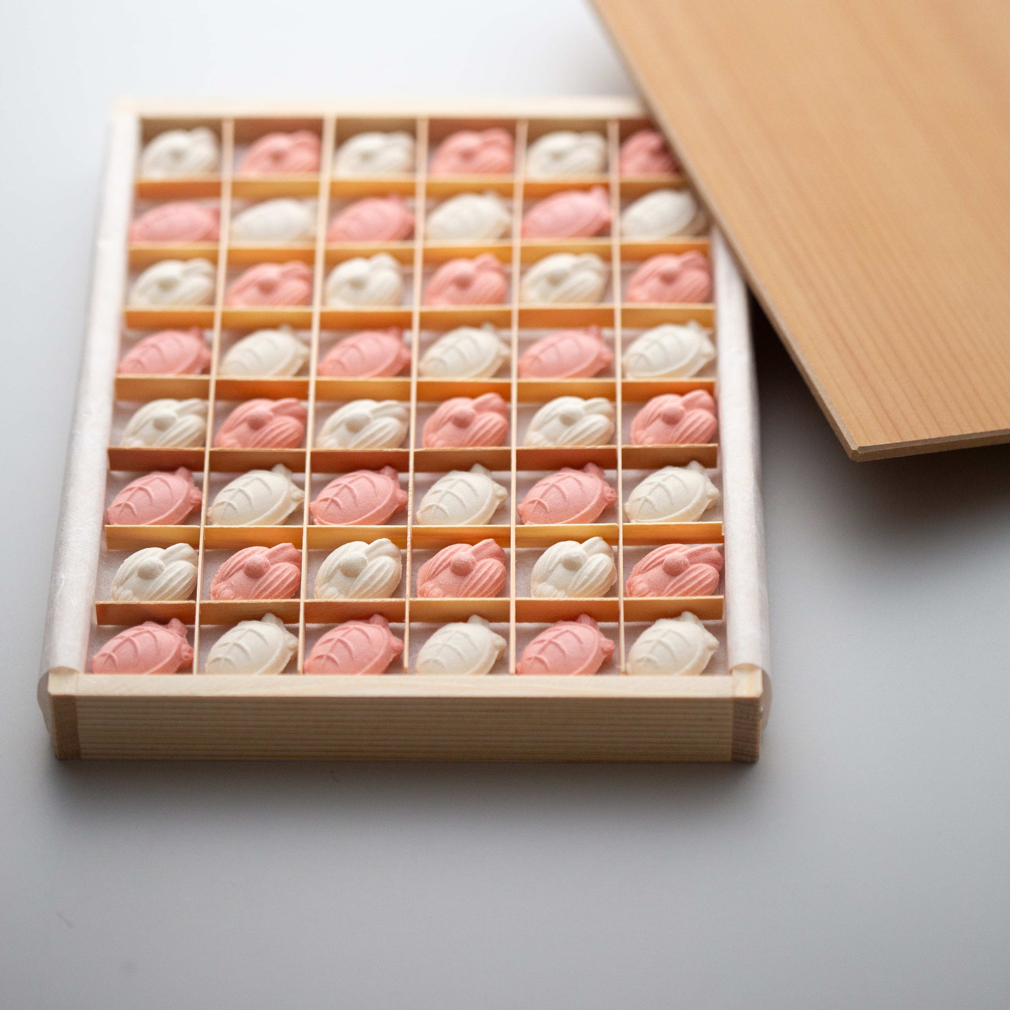 和三盆糖を使ったお干菓子 – 鍵善良房オンラインショップ